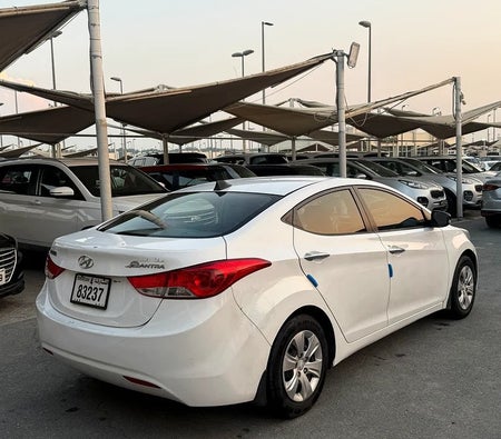 White Hyundai Elantra 2014