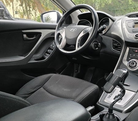 White Hyundai Elantra SE 2014