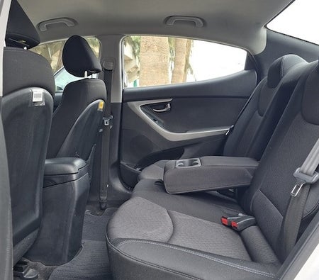 White Hyundai Elantra SE 2014
