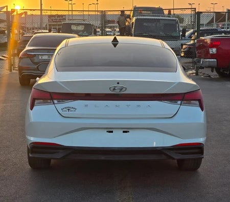 White Hyundai Elantra 2022