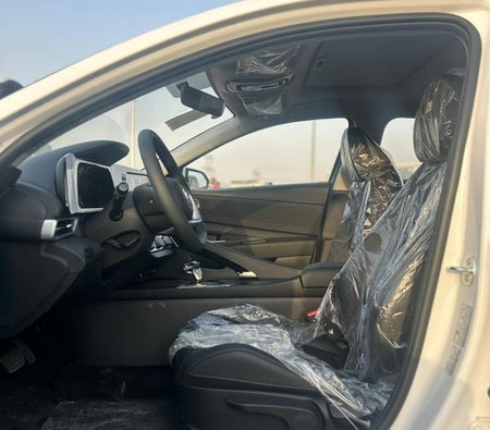 White Hyundai Elantra Comfort 2025