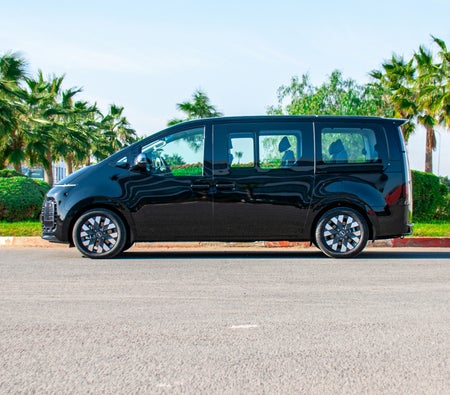 Black Hyundai Staria 2024