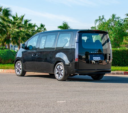 Black Hyundai Staria 2024