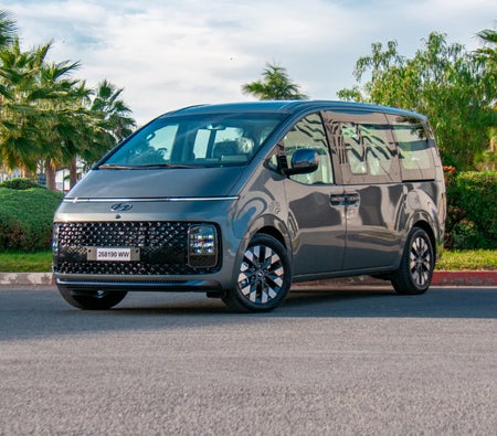 Black Hyundai Staria 2024