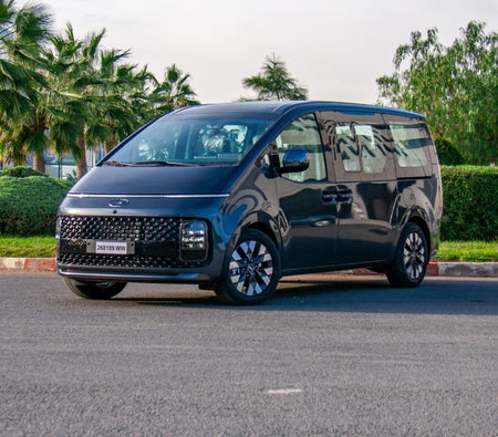 Black Hyundai Staria 2024