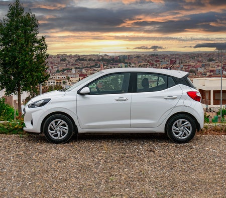 White Hyundai i10 2024 White Hyundai i10 2024
