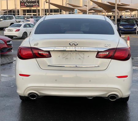 White Infiniti Q70 2017