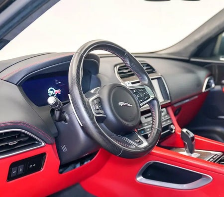 Schwarz Jaguar F Pace SVR 2019