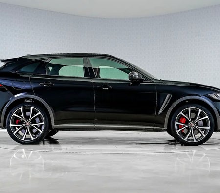 Schwarz Jaguar F Pace SVR 2019