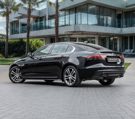 Negro Jaguar XE R-Dynamic 2024