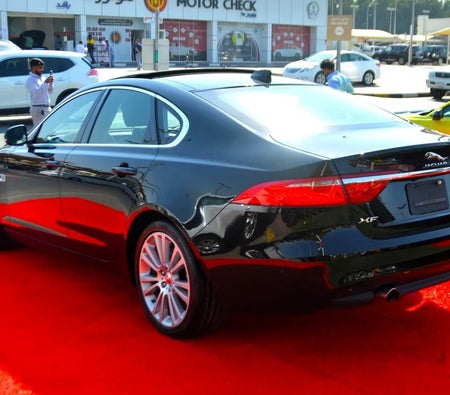 Черный Jaguar XF R-Sport 2020 год