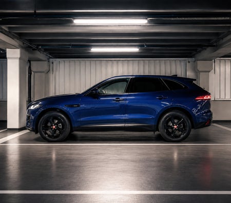 Blau Jaguar F Pace Dynamic  2023