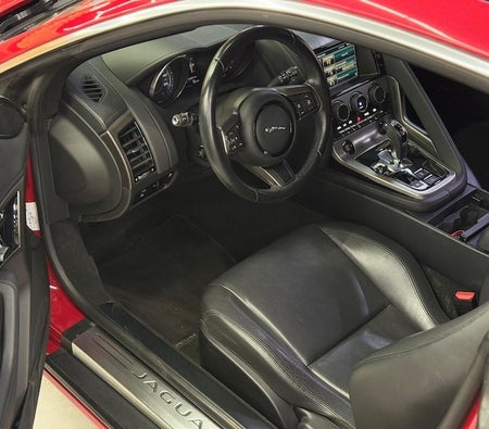 Красный Jaguar F Type 2015 год