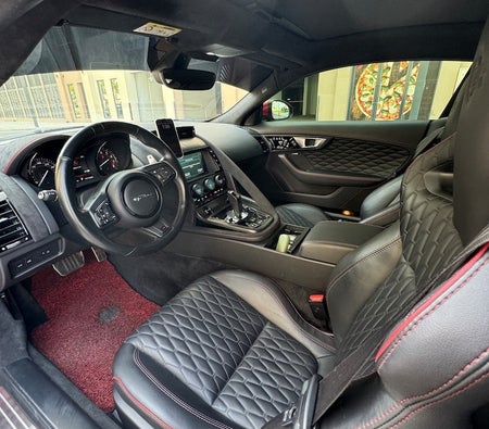 Rot Jaguar F Type SVR 2017