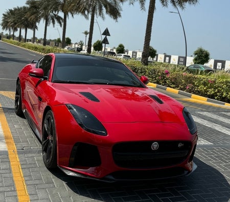 Rot Jaguar F Type SVR 2017