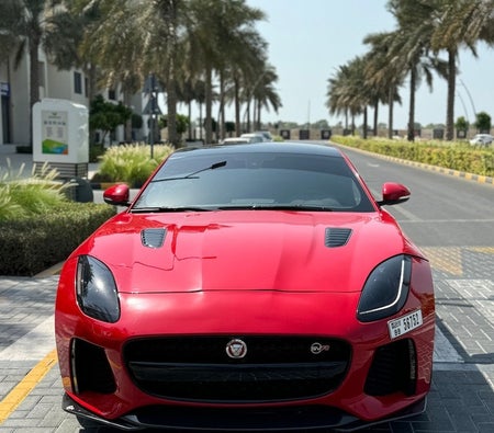 Rot Jaguar F Type SVR 2017