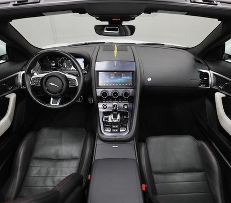 白色的 捷豹 F Type 2022