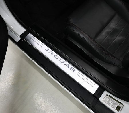 白色的 捷豹 F Type 2022