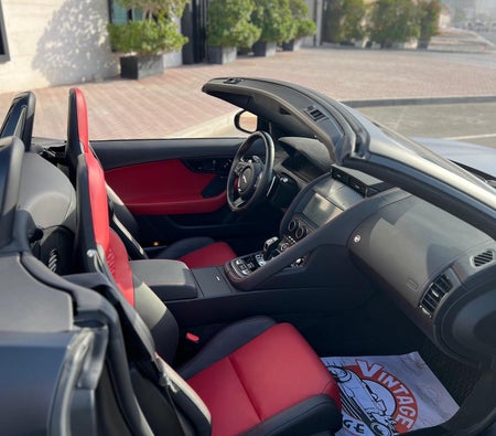 Schwarz Jaguar F Type 2023
