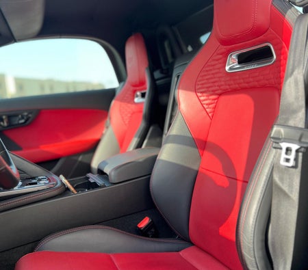Negro Jaguar F Type 2023