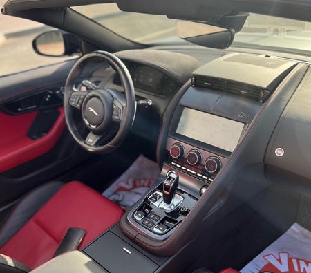 Schwarz Jaguar F Type 2023