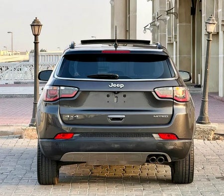Серый Jeep Compass Limited 2019 год Серый Jeep Compass Limited 2019 год