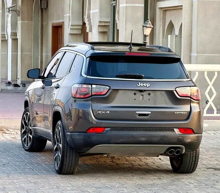 Серый Jeep Compass Limited 2019 год Серый Jeep Compass Limited 2019 год