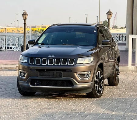 Серый Jeep Compass Limited 2019 год Серый Jeep Compass Limited 2019 год