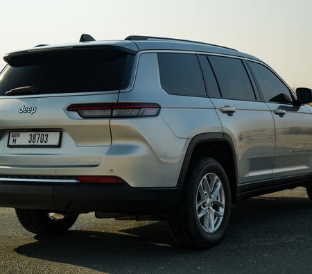 Silver Jeep Grand Cherokee 2023