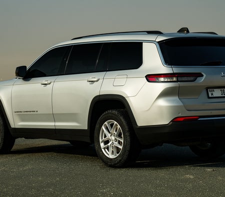 Silver Jeep Grand Cherokee 2023