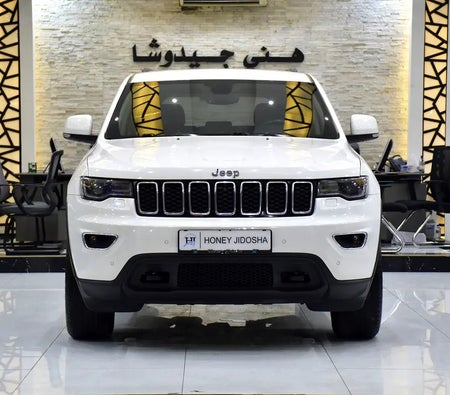 Белый Jeep Grand Cherokee Laredo 2020 год Белый Jeep Grand Cherokee Laredo 2020 год