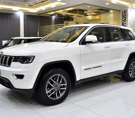 Белый Jeep Grand Cherokee Laredo 2020 год