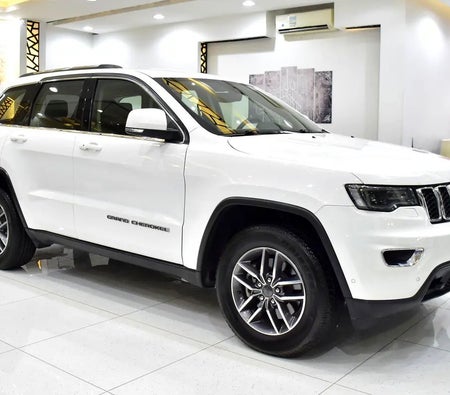 Белый Jeep Grand Cherokee Laredo 2020 год
