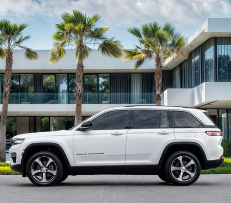 White Jeep Grand Cherokee Limited 2023