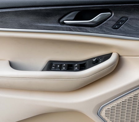White Jeep Grand Cherokee Limited 2023