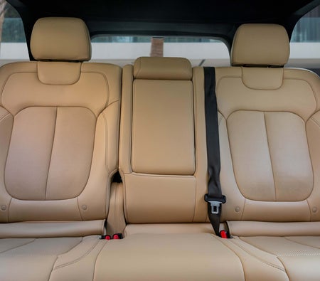 White Jeep Grand Cherokee Limited 2023