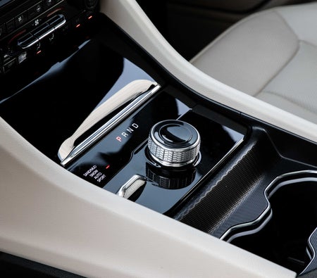 White Jeep Grand Cherokee Limited 2024