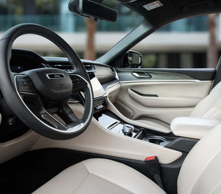 White Jeep Grand Cherokee Limited 2024