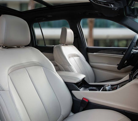 White Jeep Grand Cherokee Limited 2024