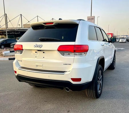 Белый Jeep Grand Cherokee Limited 2019 год Белый Jeep Grand Cherokee Limited 2019 год