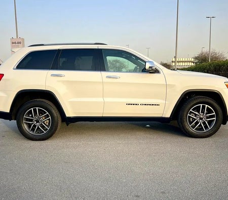Белый Jeep Grand Cherokee Limited 2019 год Белый Jeep Grand Cherokee Limited 2019 год