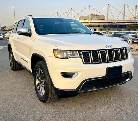 Белый Jeep Grand Cherokee Limited 2019 год Белый Jeep Grand Cherokee Limited 2019 год