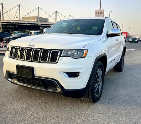 Белый Jeep Grand Cherokee Limited 2019 год Белый Jeep Grand Cherokee Limited 2019 год
