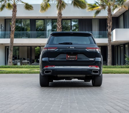 أسود جيب Grand Cherokee Overland 2024