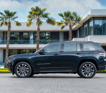 أسود جيب Grand Cherokee Overland 2024