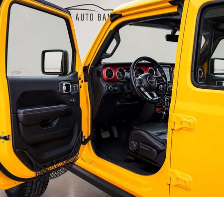 Желтый Jeep Wrangler Rubicon 2020 год