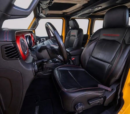 Желтый Jeep Wrangler Rubicon 2020 год