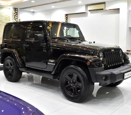 Черный Jeep Wrangler Sahara 2015 год