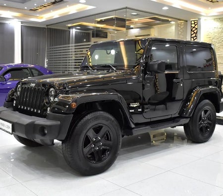 Черный Jeep Wrangler Sahara 2015 год