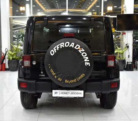 Черный Jeep Wrangler Sahara 2015 год